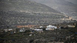 صورة تم التقاطها في 8 فبراير، 2017، من قرية ياسوف الفلسطينية تظهر بؤرة ’كفار تبواح الغربية’ الاستيطانية، الواقعة بالقرب من مستوطنة كفار تبواح. (AFP Photo/Jaafar Ashtiyeh)
