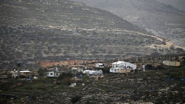 صورة تم التقاطها في 8 فبراير، 2017، من قرية ياسوف الفلسطينية تظهر بؤرة ’كفار تبواح الغربية’ الاستيطانية، الواقعة بالقرب من مستوطنة كفار تبواح. (AFP Photo/Jaafar Ashtiyeh)