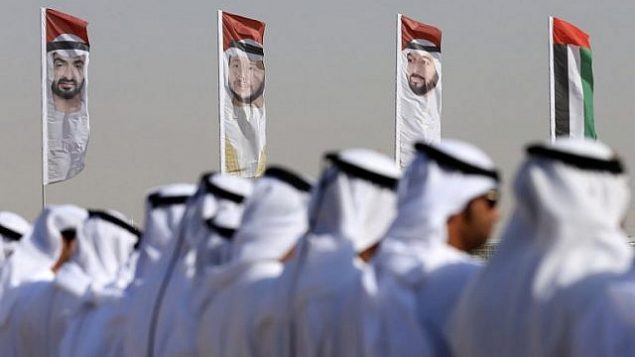رجال إماراتيين يقدمون رقصة تقليدية أمام أعلام تحمل صور ولي عهد أبوظبي الشيخ محمد بن زايد آل نهيان، 9 فبراير / شباط 2016. (AFP / Karim Sahib / File)