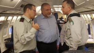 وزير الدفاع افيغادور ليبرمان يتحدث مع سكرتيره العسكري الجنرال يئير كوهلز (يسار) ومدير الاستخبارات العسكرية الجنرال تامير هايمان (يمين) على متن طائرة بطريقها الى روسيا، 20 مايو 2018 (Ariel Hermoni/Defense Ministry)