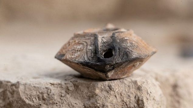 قطع من الفخار تم اكتشافها في يونيو 2018  في موقف السيارات ’غيفعاتي’ في ’مدينة داوود’، من ضمنها مصباح بكامله، يعود تاريخها إلى العصر العباسي.  (Eliyahu Yanai, City of David Archives)