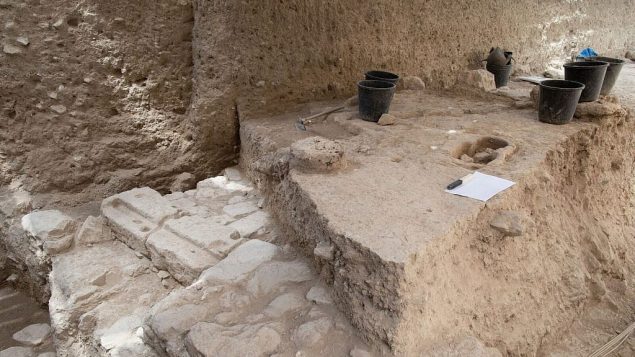 عمليات ننقيب عن الآثار في يونيو 2018 ر في موقف السيارات ’غيفعاتي’ في ’مدينة داوود’ في طبقة من الفترة العباسية. (Eliyahu Yanai, City of David Archives)