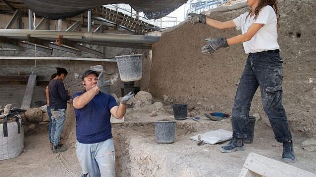 عمال الحفريات في يونيو 2019 في موقع التنقيب عن الآثار في موقف السيارات ’غيفعاتي’ في ’مدينة داوود’ في طبقة من الفترة العباسية. (Eliyahu Yanai, City of David Archives)