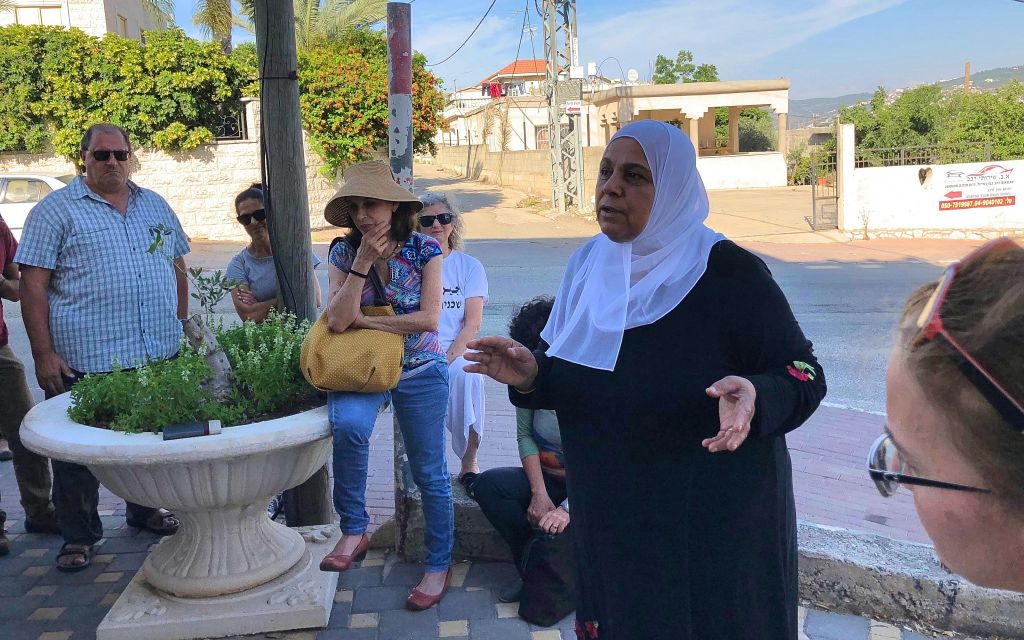 في كفر قرع، توضح آمنة كناعنة، مؤسسة برنامج الوعي 4U، كيفية الاستعداد لشهر رمضان، يونيو 2018. (Amanda Borschel-Dan / Times of Israel)