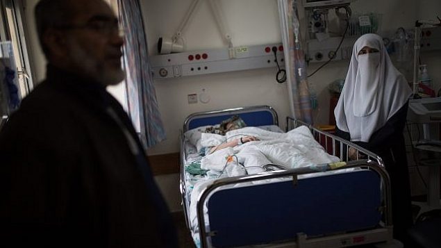 صورة توضيحية: امرأة فلسطينية تتلقى العلاج في مركز وولفسون الطبي في مدينة حولون الإسرائيلية، في 11 أبريل، 2018. (Hadas Parush / Flash90)