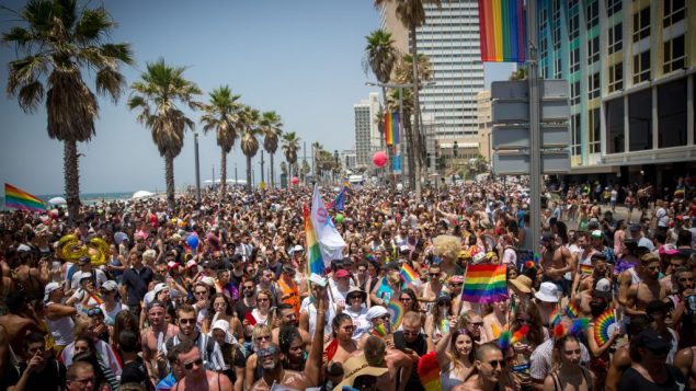 يشارك حوالي 250 ألف شخص في مسيرة الفخر السنوية في تل أبيب، في 8 يونيو 2018. يمثل موكب الجمعة نهاية أسبوع الفخر في تل أبيب. (Miriam Alster/Flash90)