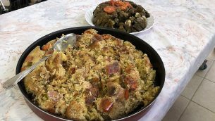 مقلوبة آمنة كنانة النباتيّة وأوراق العنب المحشوة، جزء من جولة تدعى ليالي رمضان في كفر قرع، حزيران / يونيو 2018.  (Amanda Borschel-Dan/Times of Israel)