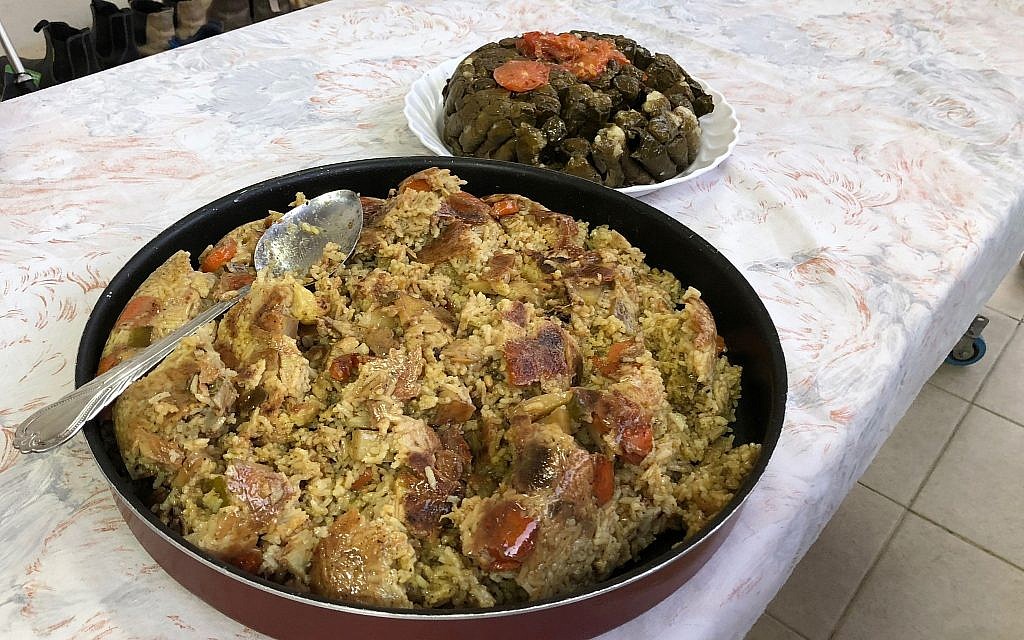 مقلوبة آمنة كنانة النباتيّة وأوراق العنب المحشوة، جزء من جولة تدعى ليالي رمضان في كفر قرع، حزيران / يونيو 2018.  (Amanda Borschel-Dan/Times of Israel)