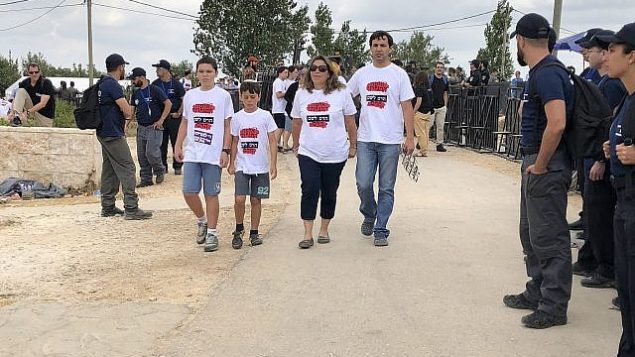 سكان بؤرة نتيف هأفوت الاستيطانية في الضفة الغربية يغادرون منازلهم بصورة سلمية قبيل تنفيذ أمر محكمة بهدم المنازل، 12 يونيو، 2018.  (Jacob Magid/The Times of Israel)
