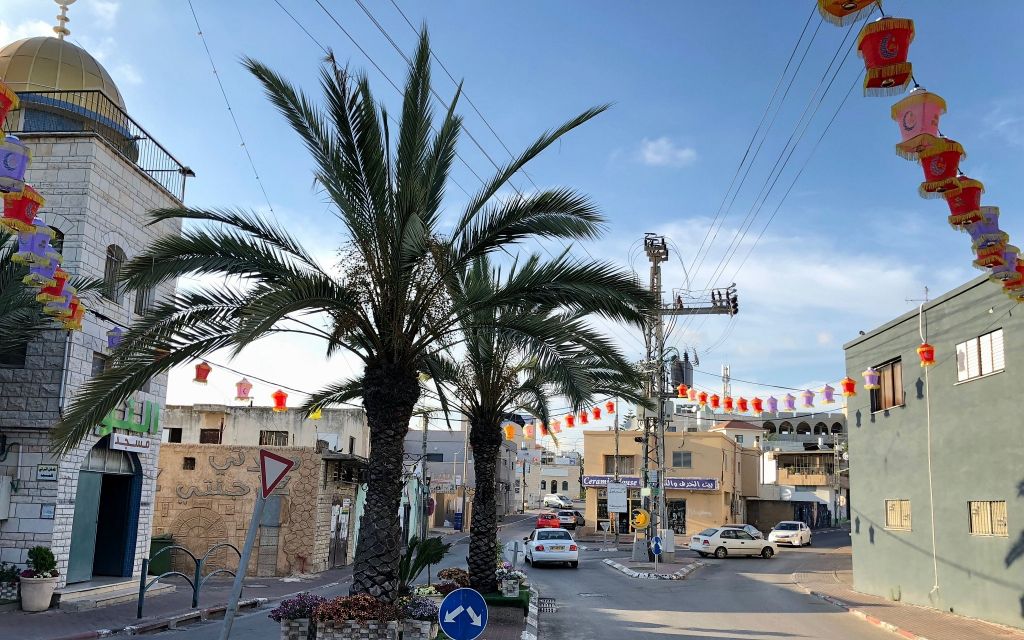 وسط مدينة كفر قرع بزينة رمضان، يونيو 2018. (Amanda Borschel-Dan / Times of Israel)