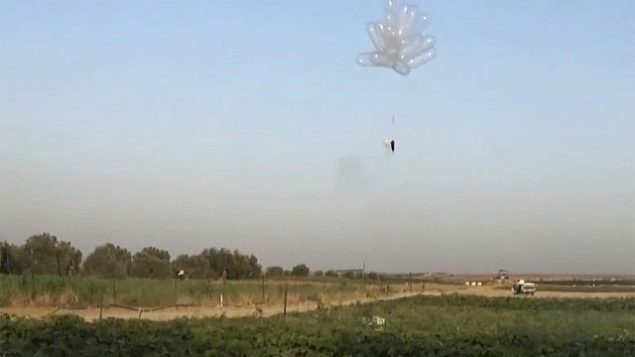 بالونات حاترقة تطلق من غزة باتجاه اسرائيل، مايو 2018 (Screen capture: Quds news)