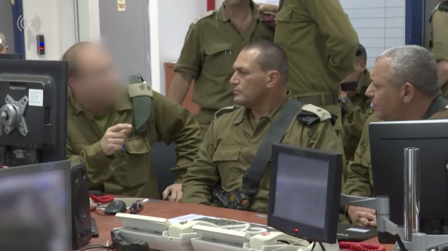 رئيس هيئة اركان الجيش غادي ايزنكوت يتحدث مع ضباط استخبارات في شعبة غزة، 29 مايو 2018 (Israel Defense Forces)