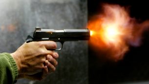 صورة توضيحية لمسدس (Olivier Fitoussi/Flash90)