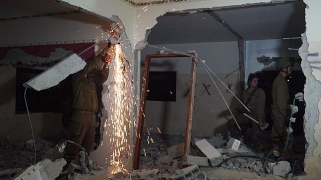 جنود إسرائيليون يقومون بهدم منزل الشاب الفلسطيني علاء كبها في الضفة الغربية، الذي قام بدهس مجموعة من الجنود بمركبته ما أسفر  عن مقتل اثنين منهم، في 21 يونيو 2018. (الجيش الإسرائيلي)