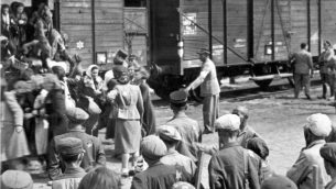 ابتداء من عام 1942، تم ترحيل اليهود في غيتو لودز في بولندا الى معسكرات الابادة (Yad Vashem)