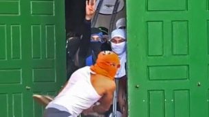 فلسطينيون يلقون كراسي وحجارة من داخلا لمسجد الأقصى في الحرم القدسي، 7 يونيو 2018 (screen capture: Israel Police)