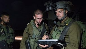 ضباط اسرائيليين في مرتفعات الجولان يديرون عملية لتوفير مساعدات انسانية للاجئين سوريين في مخيمات في جنوب غرب سوريا، 28 يونيو 2018 (IDF Spokesperson’s Unit)