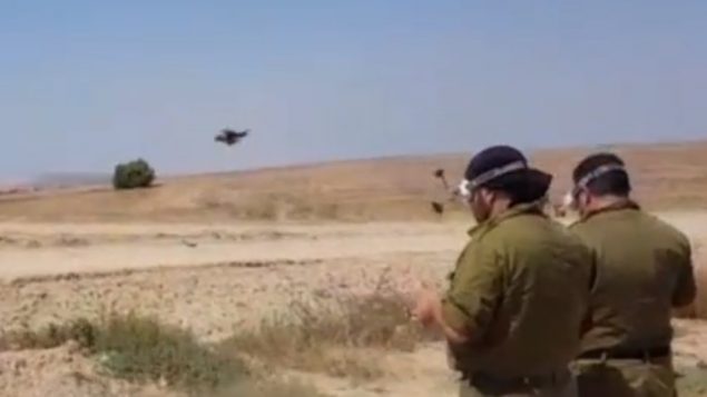جنود احتياط في الجيش الإسرائيلي يشغلوا طائرات مسيرة لاسقاط بالونات وطائرات ورقية مشتعلة قادمة من قطاع غزة، 7 يونيو 2018 (Hadashot News screenshot)