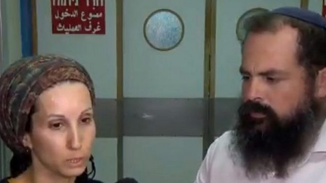 ميخال (يمين) وغابرييل مالكا، والدا شوفا مالكا، 18 عاما، التي تعرضت للطعن في هجوم ونقلت إلى المستشفى في حالة خطيرة في مدينة العفولة الشمالية في 11 يونيو، 2018. (لقطة شاشة)