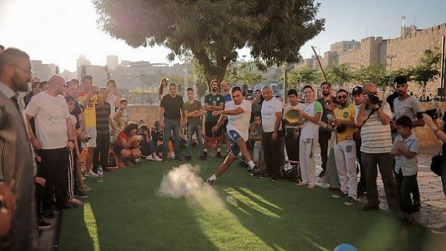 بعض ضربات الجزاء في حدث ’كلّنا القدس‘، الذي أقيم قبل مباراة كأس العالم لكرة القدم ليلة الاثنين (Courtesy Ricky Rachman)