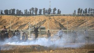صورة توضيحية: اشتباكات بين متظاهرين فلسطينيين وقوات الامن الإسرائيلية عند الحدود بين قطاع غزة وإسرائيل، شرق خان يونس في جنوب قطاع غزة في 22 يونيو 2018. (AFP/Said Khatib)