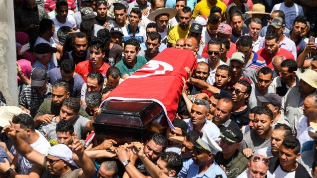 موكب تأبين ستة عناصر من الامن التونسي قتلوا في هجوم نفذه مسلحون، 9 يوليو 2018 (FETHI BELAID / AFP)