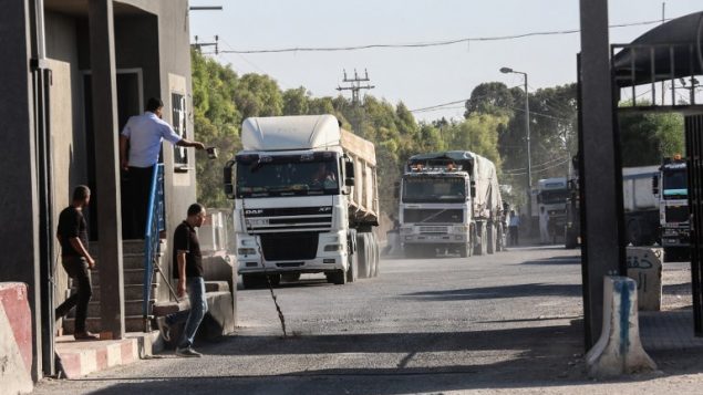 قوات امن فلسطينيين موالين للسلطة الفلسطينية عند مدخل كرم ابو سالم، في بلدة رفح جنوب قطاع غزة، 9 يوليو 2018 (AFP PHOTO / SAID KHATIB)