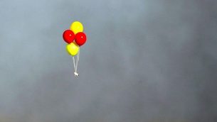 بالونات حارقة تطلق باتجاه اسرائيل خلال اشتباكات بين فلسطينيين وجنود اسرائيليين شرقي مدينة غزة/ عند الحدود بين قطاع غزة واسرائيل، 13 يوليو 2018 (AFP Photo/Mahmud Hams)
