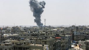 الدخان يتصاعد فوق مباني في اعقاب غارة جوية اسرائيلية في مدينة رفح، جنوب قطاع غزة، 13 يوليو 2018 (AFP PHOTO / SAID KHATIB)