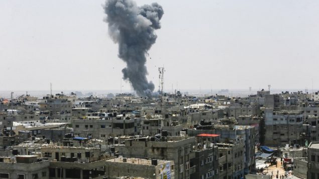 الدخان يتصاعد فوق مباني في اعقاب غارة جوية اسرائيلية في مدينة رفح، جنوب قطاع غزة، 13 يوليو 2018 (AFP PHOTO / SAID KHATIB)