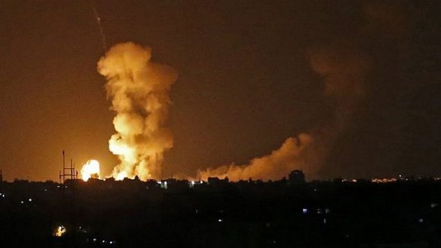 انفجارات في أعقاب غارات إسرائيلية في خان يونس جنوب قطاع غزة، 20 يوليو، 2018. (AFP Photo/Said Khatib)