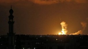 انفجارات في أعقاب غارات إسرائيلية في خان يونس جنوب قطاع غزة، 20 يوليو، 2018. (AFP Photo/Said Khatib)