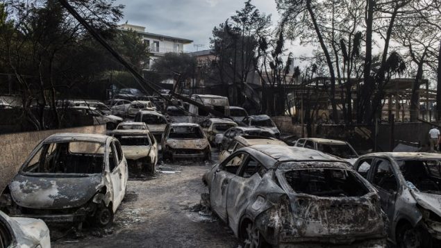 سيارات محروقة بعد حريق ضخم اندلع في قرية ماتي اليونانية، بالقرب من اثينا، 24 يوليو 2018 (AFP PHOTO/ANGELOS TZORTZINIS)