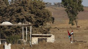 صورة تم التقاطها في 26 يوليو، 2018، بالقرب من كيبوتس عين زيفان في الجانب الإسرائيلي من هضبة الجولان، تظهر فيها الأعلام السورية (من اليمين) وأعلام حزب ’البعث’ السوري (من اليسار) وهي ترفرف عبر الحدود إثر استعادة قوات النظام لسيطرتها على المنطقة من المتمردين.  (AFP Photo/Jack Guez)