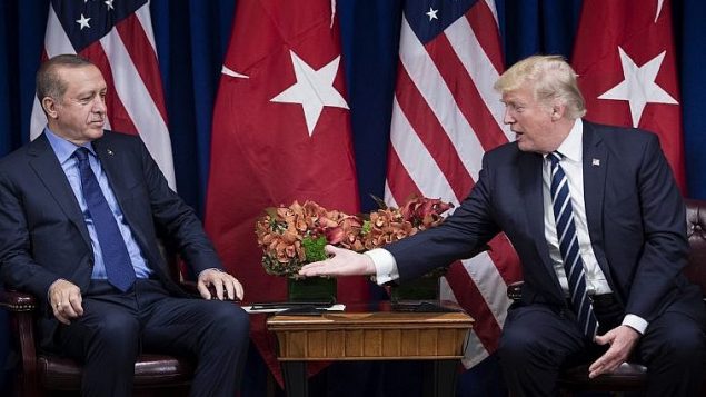 الرئيس الامريكي دونالد ترامب مع الرئيس التركي رجب طيب اردوغان قبل لقاء في فندق بالاس، خلال الجمعية العامة ال72 للأمم المتحدة في نيويورك، 21 سبتمبر 2017 (AFP PHOTO / Brendan Smialowski)