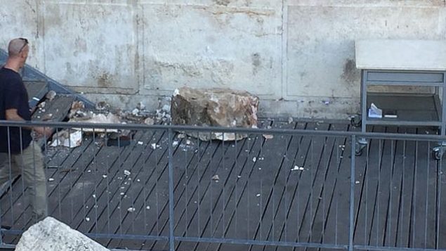 صخرة من حائط المبكى تقع في ساحة الصلاة في 23 يوليو 2018. (Courtesy/The Western Wall Heritage Foundation via the Masorti Movement of Israel)
