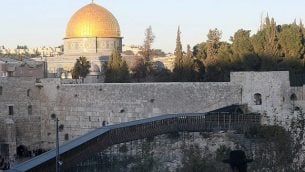 جسر خشبي للمشاة من الجدار الغربي إلى باب المغاربة، أحد أبواب الحرم القدسي في القدس القديمة، 28 نوفمبر، 2011. (Kobi Gideon/Flash90).