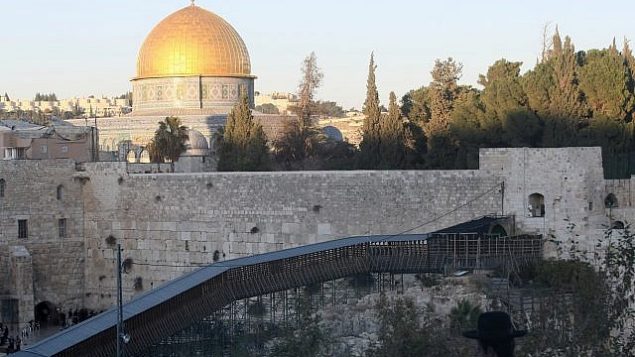جسر خشبي للمشاة من الجدار الغربي إلى باب المغاربة، أحد أبواب الحرم القدسي في القدس القديمة، 28 نوفمبر، 2011. (Kobi Gideon/Flash90).