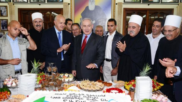 رئيس الوزراء بنيامين نتنياهو يلتقي بالشيخ موفق طريف، القائد الروحي للمجتمع الدرزي في اسرائيل، في قرية جولس، شمال اسرائيل، 25 ابريل 2013 (Moshe Milner/GPO/Flash90)