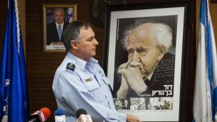 مفوض الشرطة حينها يوحنان دانينو خلال مراسيم في مقر الشرطة الإسرائيلية في القدس، 30 مايو 2013 (Flash90)