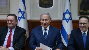 رئيس الوزراء بنيامين نتنياهو يصل جلسة الحكومة الاسبوعية في مكتب رئيس الوزراء في القدس، 1 يوليو 2018 (Ohad Zwigenberg/POOL)