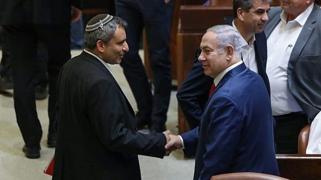رئيس بلدية القدس بينيامين نتنياهو (من اليمين) مع وزير شؤون القدس والتراث زئيف إلكين في الكنيست في القدس، 3 يوليو، 2018.  (Noam Revkin Fenton/Flash90)