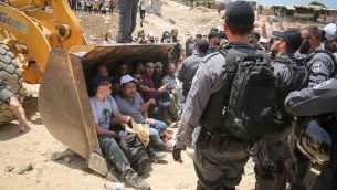 عناصر الشرطة الإسرائيلية خلال اشتباكات مع متظاهرين فلسطينيين في قرية خان الاحمر البدوية في الضفة الغربية، 4 يوليو 2018 (Flash90)