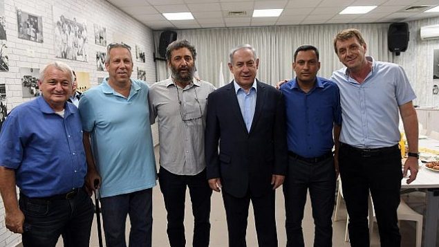 رئيس الوزراء نتنياهو، الثالث من اليمين، يلتقي برؤساء السلطات المحلية من بلدات غلاف غزة خلال زيارة إلى مدينة سديروت في 16 يوليو، 2018.  (Haim Zach/GPO)