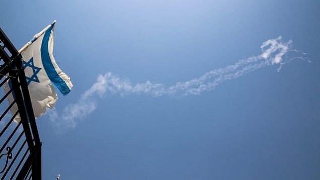 صورة لآثار الدخان في السماء التي خلفها صاروخ باتريوت تم إطلاقه لاعتراض طائرة مقاتلة سورية دخلت الأجواء الإسرائيلية من سوريا، كما شوده في مدينة صفد شمال إسرائيل، 24 يوليو، 2018.  (David Cohen/Flash90)