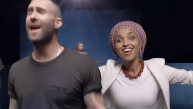 مندوبة ولاية مينيسوتا الحان عمر في فيديو كليب اغنية ’Girls Like You’ لفرقة Maroon 5 (Screen capture: YouTube)