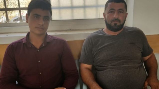 يحيى وخالد يوسف، اقرباء محمد يوسف الذي طعن ثلاثة اسرائيليين، وقتل احدهم. 29 يوليو 2018 (Adam Rasgon/Times of Israel)