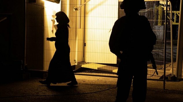 جنود إسرائيليون يشرفون على إجلاء 422 من عناصر ’الخوذ البيضاء’ وعائلاتهم عبر إسرائيل إلى الأردن، بعد فرارهم من نظام الأسد، 22 يوليو، 2018.  (الجيش الإسرائيلي)