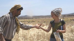 دكتور أمايا أرانز-أوتايغي، من اليمين، وعلي شكاتير يقومان بأخذ عينات من الحبوب في منطقة الشبيقة في شمال شرق الأردن حيث تم العثور على خبز قديم.  (Joe Roe)