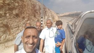 العربي الإسرائيلي البالغ من العمر سبع سنوات، كريم جمهور (إلى اليمين)، من قلنسوة  عقب إطلاق سراحه بعد أن احتجزه الخاطفون في الضفة الغربية في 13 يوليو / تموز 2018. (الشرطة الإسرائيلية)